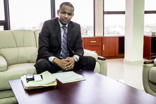 Boubou Cissé, le ministre malien de l’Économie et des Finances, dans son bureau à Bamako, le 08 juin 2016. © Sylvain Cherkaoui pour Jeune Afrique